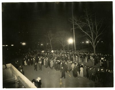 Suffrage Parade, Greenwich Village, New York, ABD, c.1915-18 (jelatin gümüşü fotoğraf) by Jessie Tarbox Beals