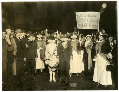 Suffrage Parade, Greenwich Village, New York, ABD, c.1915-18 (jelatin gümüşü fotoğraf) by Jessie Tarbox Beals