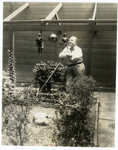 Tony Sarg bahçesinde by Jessie Tarbox Beals