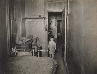 İsimsiz (Oğlan yatak odasında), c. 1910 (jelatin gümüş baskı) by Jessie Tarbox Beals