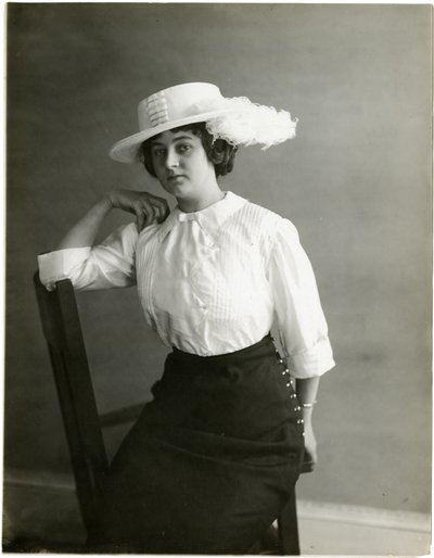 Beyaz ipek bluz, McCreery's, c.1905-18 (jelatin gümüşü fotoğraf) by Jessie Tarbox Beals