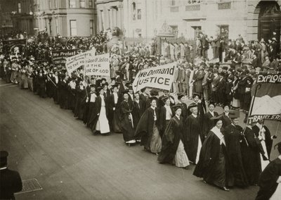 Akademik kıyafetli kadınlar, New York'ta bir oy hakkı geçit töreninde yürüyor, 1910 by Jessie Tarbox Beals