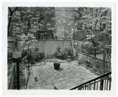 kuş evi ile arka veranda, New York, ABD, c.1905-40 (jelatin gümüşü fotoğraf) by Jessie Tarbox Beals