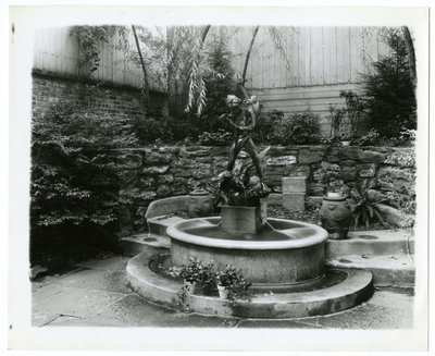 bahçe çeşmesi, c.1905-40 (jelatin gümüşü fotoğraf) by Jessie Tarbox Beals