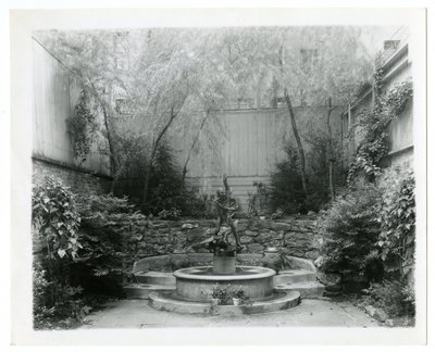 bahçe çeşmesi, c.1905-40 (jelatin gümüşü fotoğraf) by Jessie Tarbox Beals