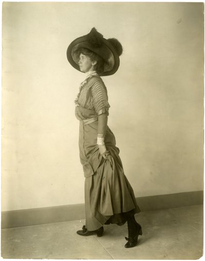 tüylü şapkalı model, c.1905-18 (jelatin gümüşü fotoğraf) by Jessie Tarbox Beals