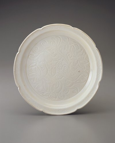 Yapraklı ağız kenarlı ve oymalı süslemeli tabak, Hebei Eyaleti (seramik) by Jin Dynasty Chinese School