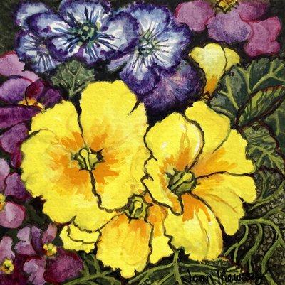 Leylak rengi ve mor çuha çiçeği ve yapraklarla çevrili üç Sarı Primrose (suluboya) by Joan Thewsey