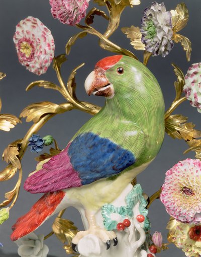 Bir çift Louis XV üç dallı ormolu ve Meissen papağan şamdanından detay, c.1742 by Johann Joachim Kaendler