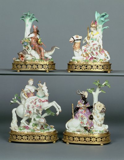 Dört Kıtayı temsil eden dört Meissen grubu, 18. yüzyılın ortalarında Johann Joachim Kandler (1706-75) tarafından modellenen Louis XVI ormolu ile monte edildi by Johann Joachim Kaendler