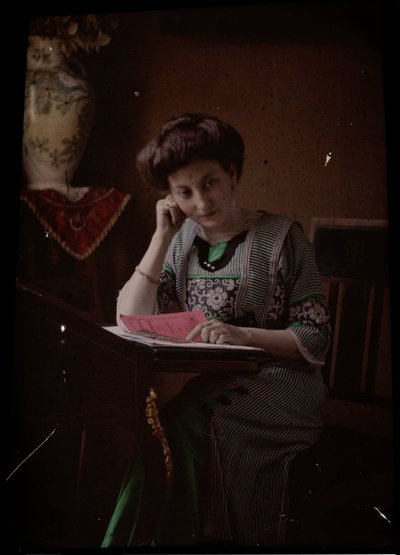 Okuma masasının arkasındaki kadın by Johannes Hendrikus Antonius Maria Lutz