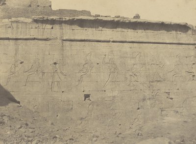Edfu, Muhafaza Duvarının Doğu Cephesi Heykelleri ve Yazıtları by John Beasly Greene