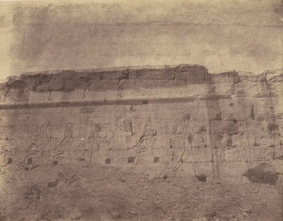 Edfu, Muhafaza Duvarının Doğu Cephesi Heykelleri ve Yazıtları by John Beasly Greene