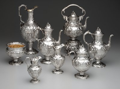 Sehpa üzerinde su ısıtıcısı, cezve, çikolatadanlık, slop kase, şekerlik, süt sürahisi, kremalı sürahi ve ibrikler, c.1851 (gümüş ve fildişi) by John Chandler Moore