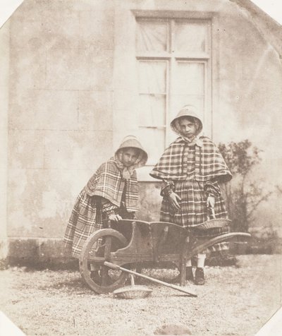 Elinor ve Lucy Llewelyn, 1853-56. by John Dillwyn Llewelyn