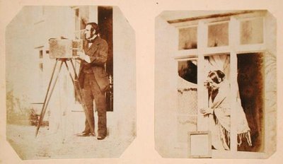 Solda otoportre ve Emma Thomasina Llewelyn (1808-81) sağda güneşte bir kağıt negatif basıyor by John Dillwyn Llewelyn