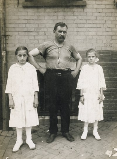 Bir İşçi ve Kızları, Kensington, Philadelphia by John Frank Keith