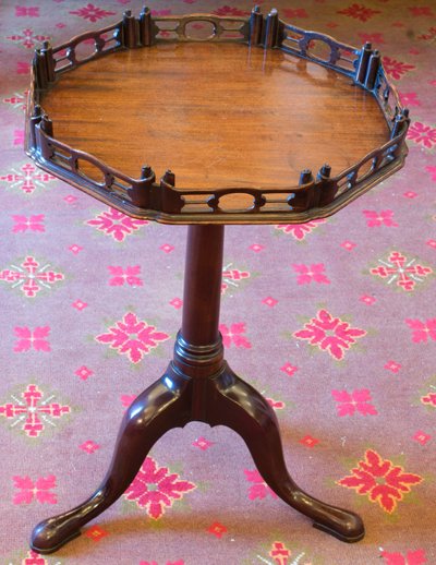 Bir George III tripod masası (maun) by John Hodson