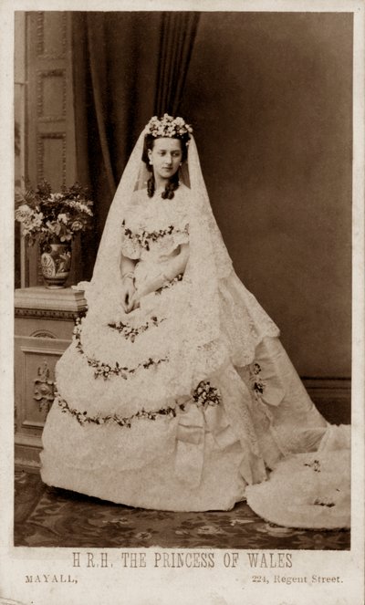 Danimarka Prensesi Alexandra, geleceğin Kralı VII. Edward olan Galler Prensi ile evliliği için gelinlik giymiş. by John Jabez Edwin Paisley (after) Mayall