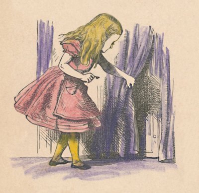Alice, bir perdenin arkasındaki küçük bir kapıya bakıyor, 1889 by John Tenniel