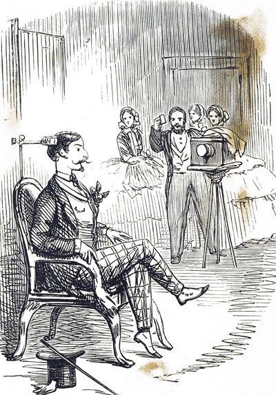 Fotoğrafçının konusunu sabit tutmak için kullanılan bir kafa kelepçesini gösteren karikatür by John Tenniel