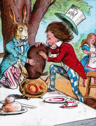 Çılgın Şapkacı ve Mart Tavşanı, Fındık Faresini bir çaydanlığa koymaya çalışıyor, c1910 by John Tenniel