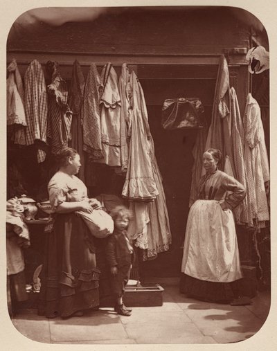 Eski Bir Giyim Mağazası, Yedi Kadran by John Thomson
