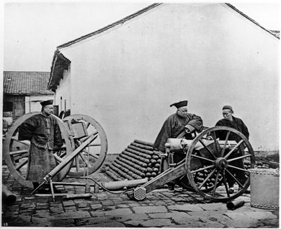 Çin, topçu subayları ve askerleri c.1870 (fotoğraf) by John Thomson