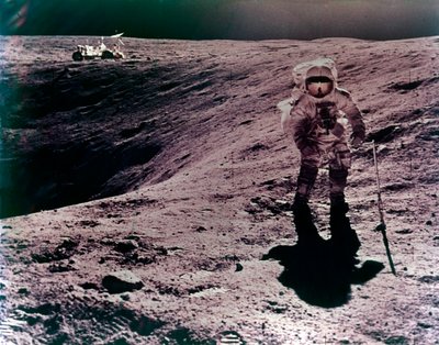Astronot Charles Duke, Descartes iniş alanında, Apollo 16 görevi, Nisan 1972. by John Watts Young