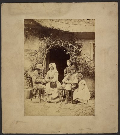 [Açık kapının dışında oturan grup: şapkalı iki adam, boneli kadın, iki genç kız - biri ayakta] by John Whistler
