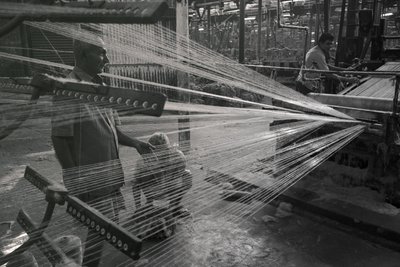 Jüt fabrikası, Kalküta, Hindistan, 2017 (fotoğraf) by Jon Nicholson