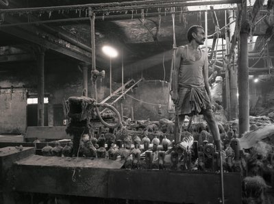 Jüt fabrikası, Kalküta, Hindistan, 2017 (fotoğraf) by Jon Nicholson