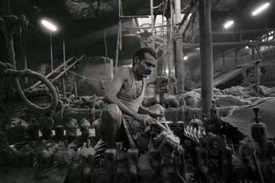 Jüt fabrikası, Kalküta, Hindistan, 2017 (fotoğraf) by Jon Nicholson