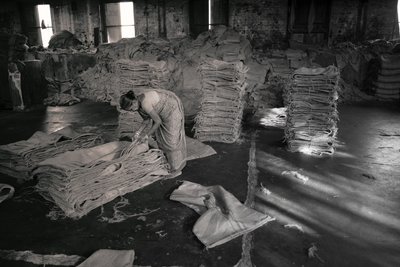 Jüt fabrikası, Kalküta, Hindistan, 2017 (fotoğraf) by Jon Nicholson