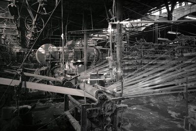 Jüt fabrikası, Kalküta, Hindistan, 2017 (fotoğraf) by Jon Nicholson