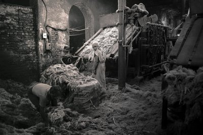 Jüt fabrikası, Kalküta, Hindistan, 2017 (fotoğraf) by Jon Nicholson