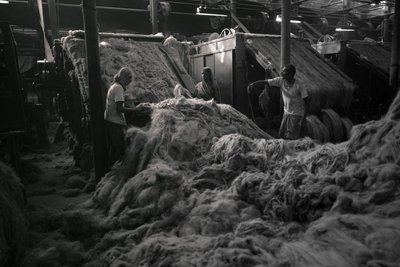Jüt fabrikası, Kalküta, Hindistan, 2017 (fotoğraf) by Jon Nicholson
