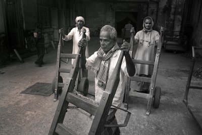 Jüt fabrikası, Kalküta, Hindistan, 2017 (fotoğraf) by Jon Nicholson