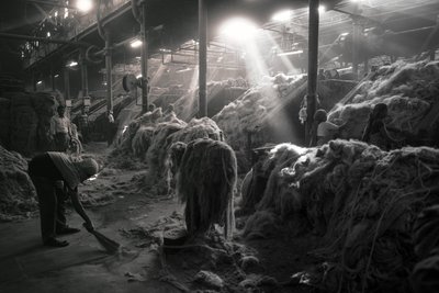 Jüt fabrikası, Kalküta, Hindistan, 2017 (fotoğraf) by Jon Nicholson