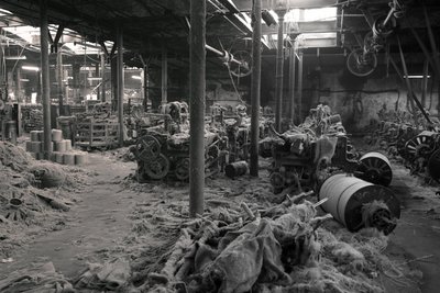 Jüt fabrikası, Kalküta, Hindistan, 2017 (fotoğraf) by Jon Nicholson