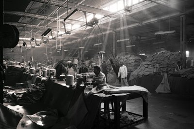 Jüt fabrikası, Kalküta, Hindistan, 2017 (fotoğraf) by Jon Nicholson
