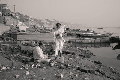 Manikarnika Ghat, Varanasi, 2016 (fotoğraf) by Jon Nicholson