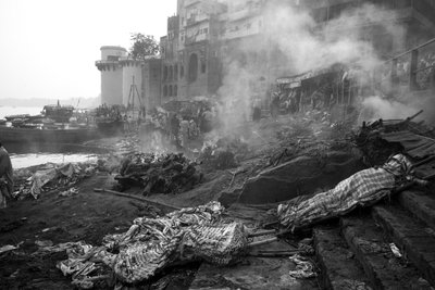 Manikarnika Ghat, Varanasi, 2016 (fotoğraf) by Jon Nicholson