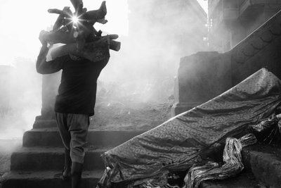 Manikarnika Ghat, Varanasi, 2016 (fotoğraf) by Jon Nicholson