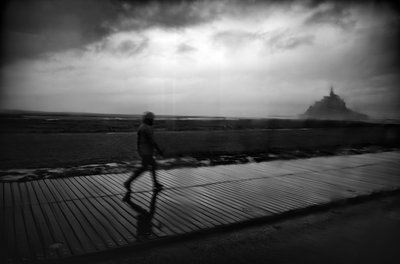 Mont St Michel yolunda, 2022 (fotoğraf) by Jon Nicholson