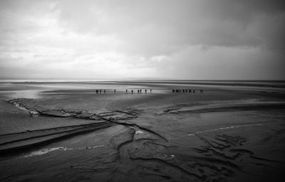 Mont St Michel yolunda, 2022 (fotoğraf) by Jon Nicholson