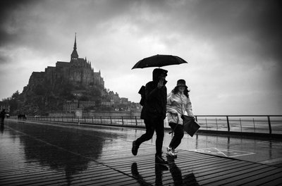 Mont St Michel yolunda, 2022 (fotoğraf) by Jon Nicholson