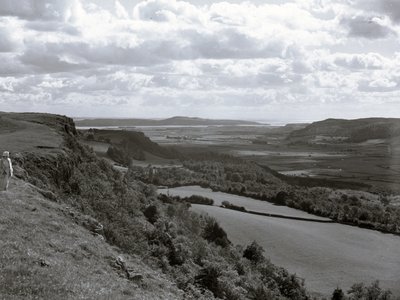 Bir kadın yamaçta durmuş Scout Scar