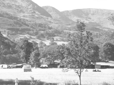 Rydal tepelerinin dibine park edilmiş karavanlar by Joseph Hardman