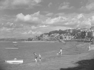 Arka planda Albion Hotel ile Arnside